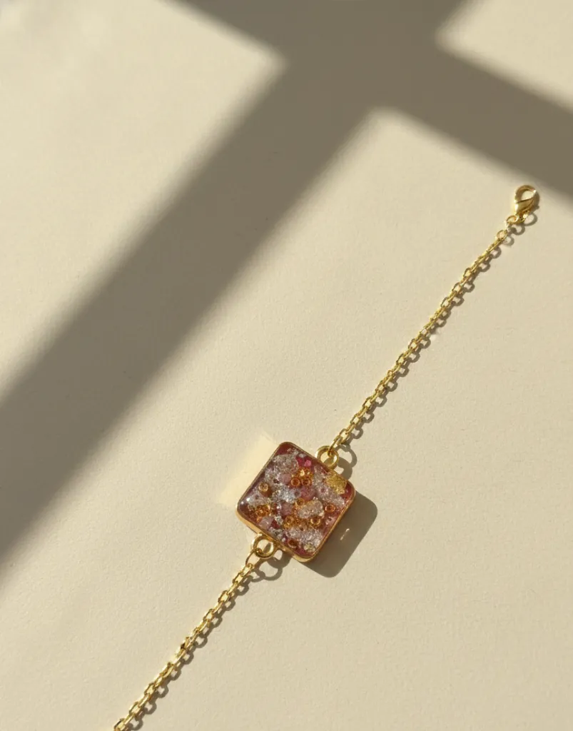 Handcrafted Resin Bracelet with Golden Chain 8.webp